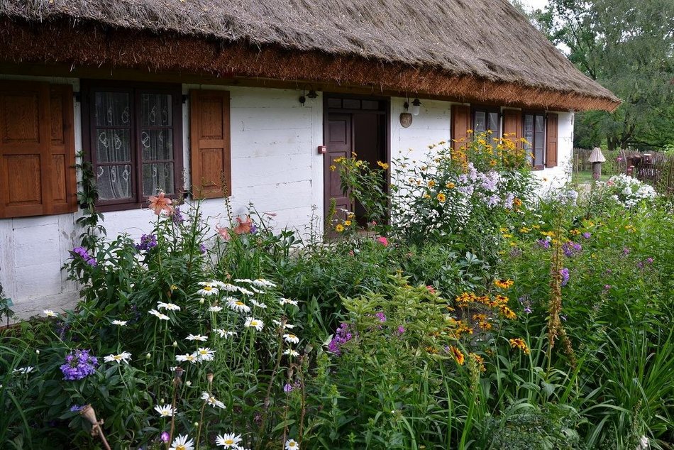 Skansen roślinny w Ogrodzie Botanicznym w Łodzi — chałupa z początku XX wieku