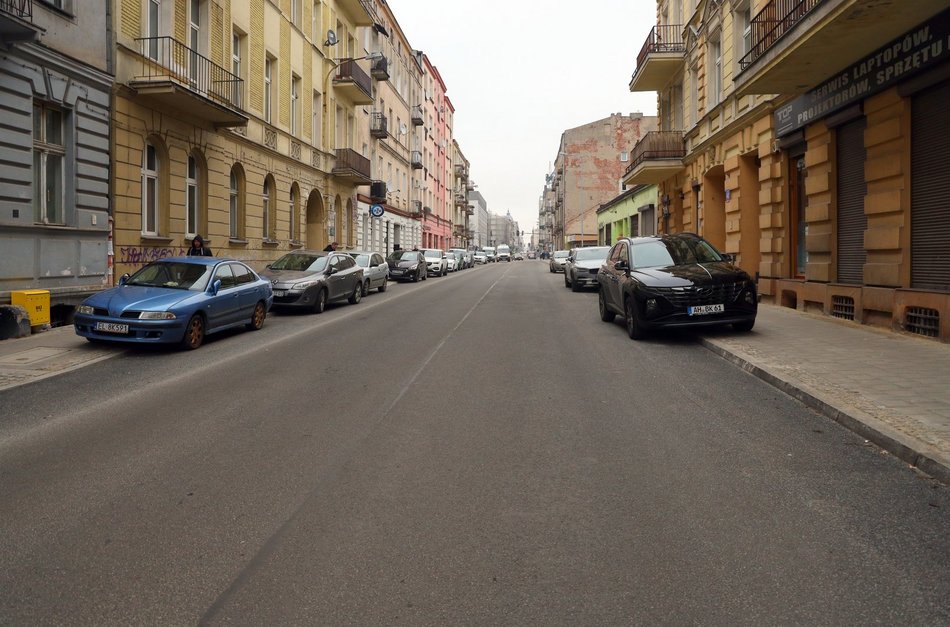 Nowy asfalt na Struga. Powrót autobusu MPK Łódź na swoją trasę.