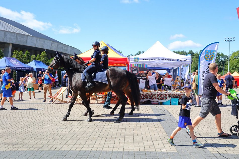 Piknik rodzinny "Bezpieczne wakacje z mundurem" pod Atlas Areną