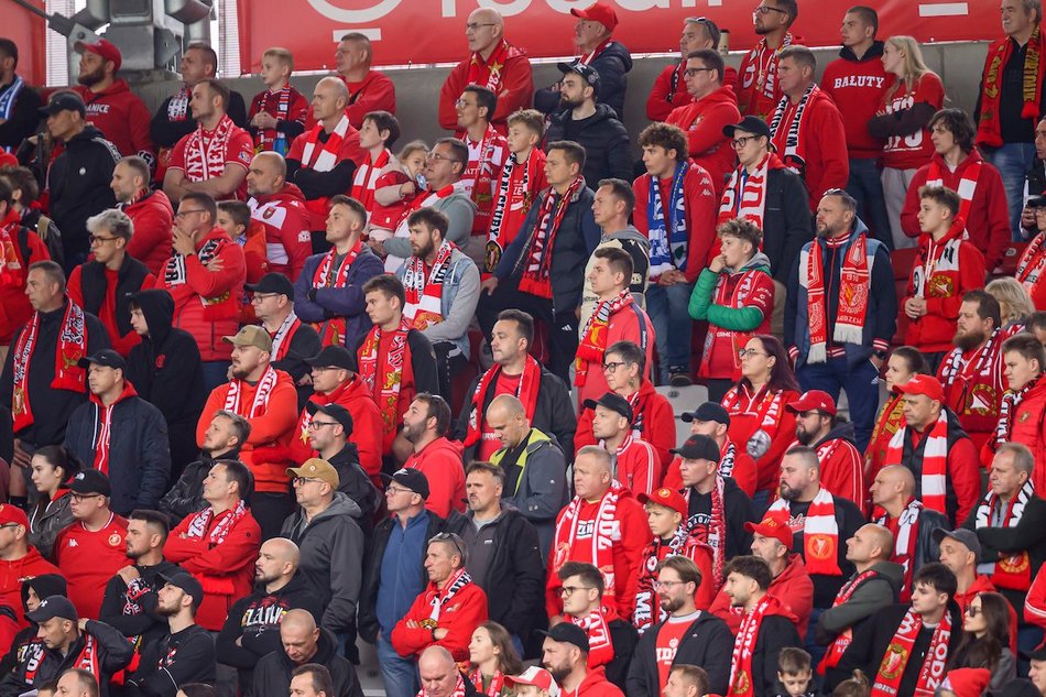 Łódź. Kibice na meczu Widzewa Łódź z Rakowem Częstochowa