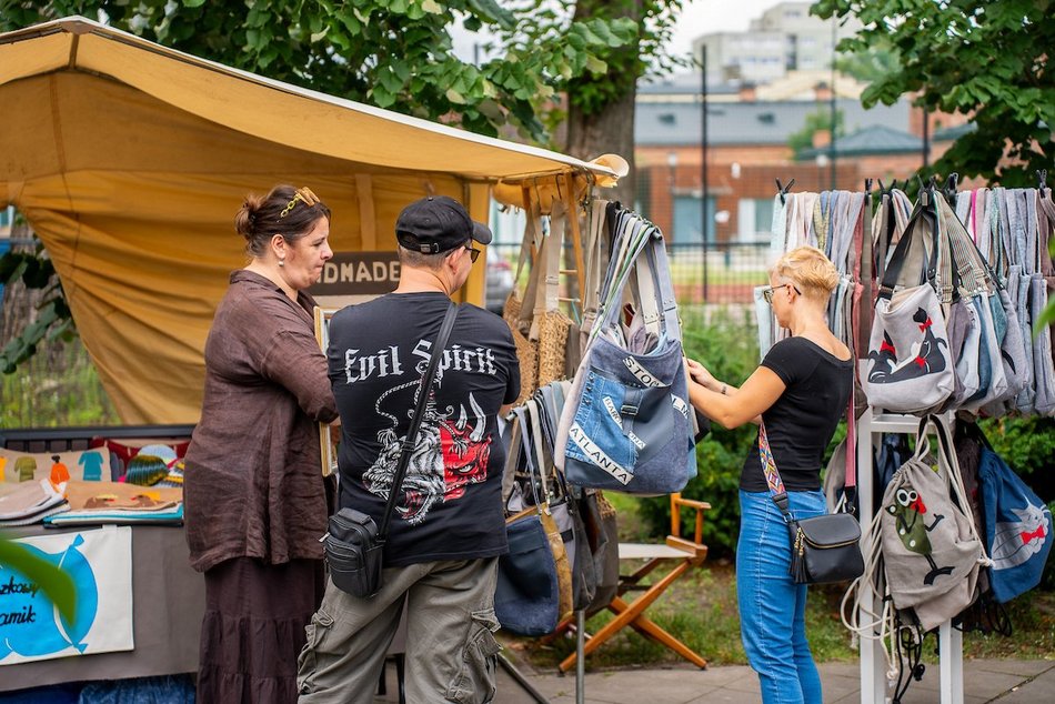 Łódź. Lipcowy targ staroci na Księżym Młynie. Miłośnicy rzeczy z duszą nie zawiedli