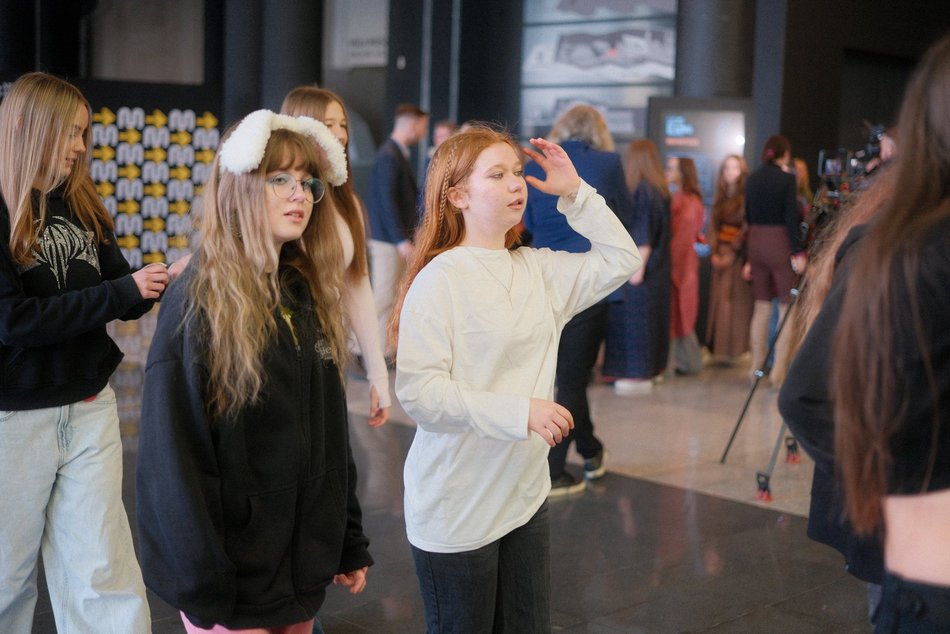 Łódź. Licealiści z Łodzi zatańczyli Belgijkę! Wielkie świętowanie Międzynarodowego Dnia Licealisty