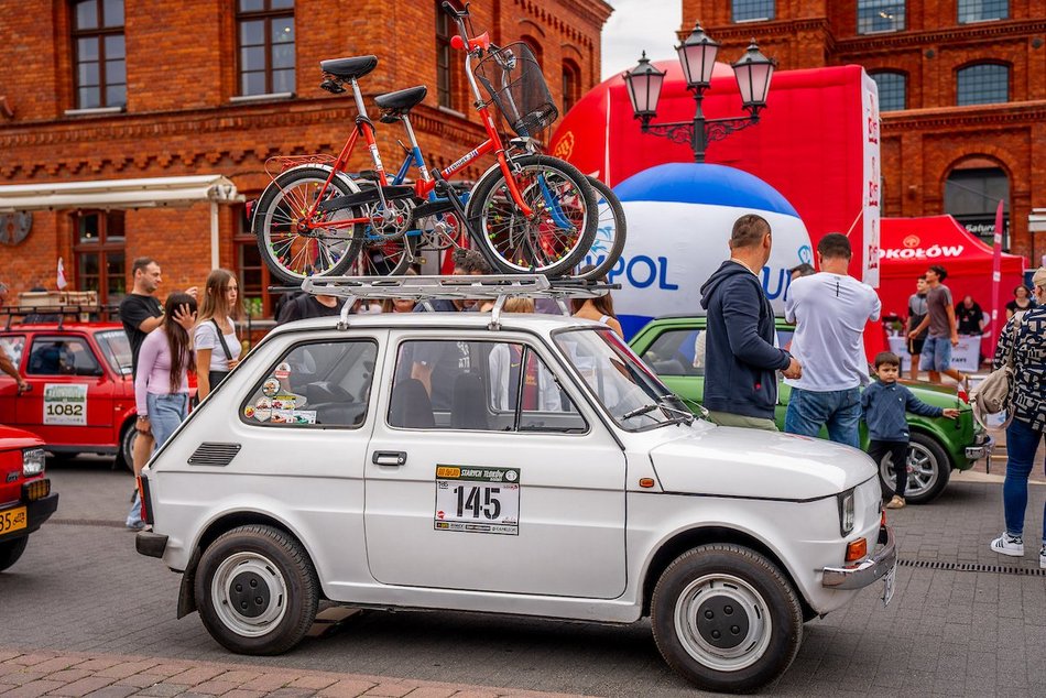 Łódź. Parada maluchów w Manufakturze! Kultowe fiaty 126p ciągle w modzie