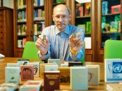 Łódź. Wielkie dzieła w wersji mini. Najmniejsze książki świata w Bibliotece im. Piłsudskiego w Łodzi