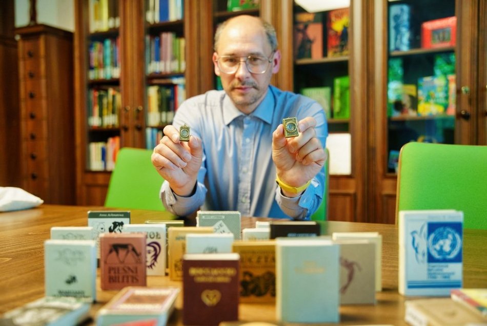 Łódź. Wielkie dzieła w wersji mini. Najmniejsze książki świata w Bibliotece im. Piłsudskiego w Łodzi