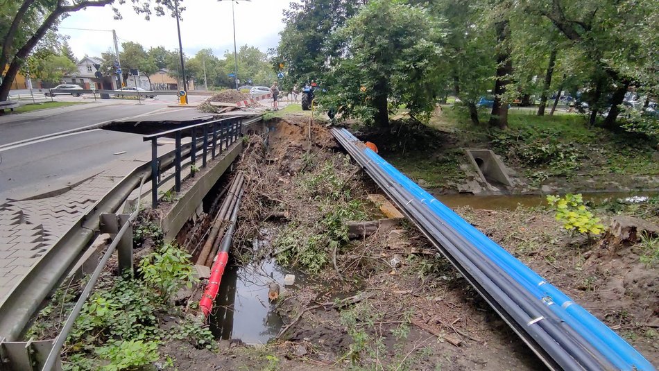 Zawalony w skutek burzy most na rzece Bałutce
