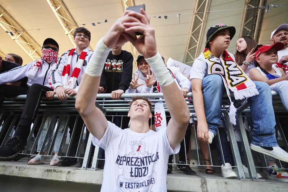 kibice i piłkarze świętują sukces