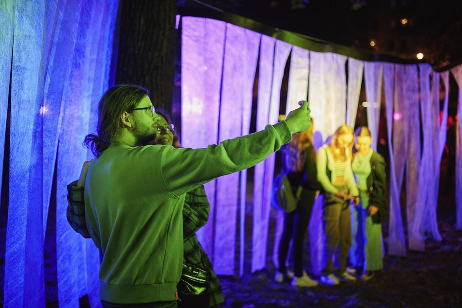 ludzie na festiwalu światła w Łodzi