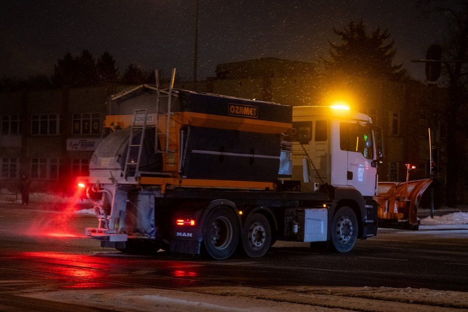 Łódź. Drogowcy walczą z gołoledzią