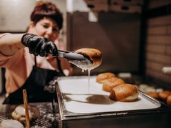 Łódź. Tłusty czwartek w Łodzi od kulis. Tak smaży się 5 tys. pączków w Gorącej Pączkarni!