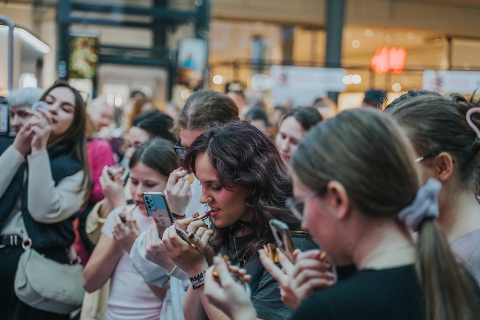 Łódź. Rekord malowania ust w Manufakturze w Łodzi pobity! Byłaś? Znajdź się na zdjęciach!