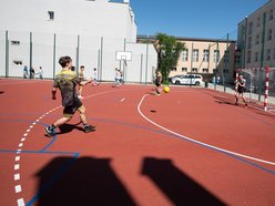Nowe boisko w liceum przy Kopernika w Łodzi. Huczne otwarcie!