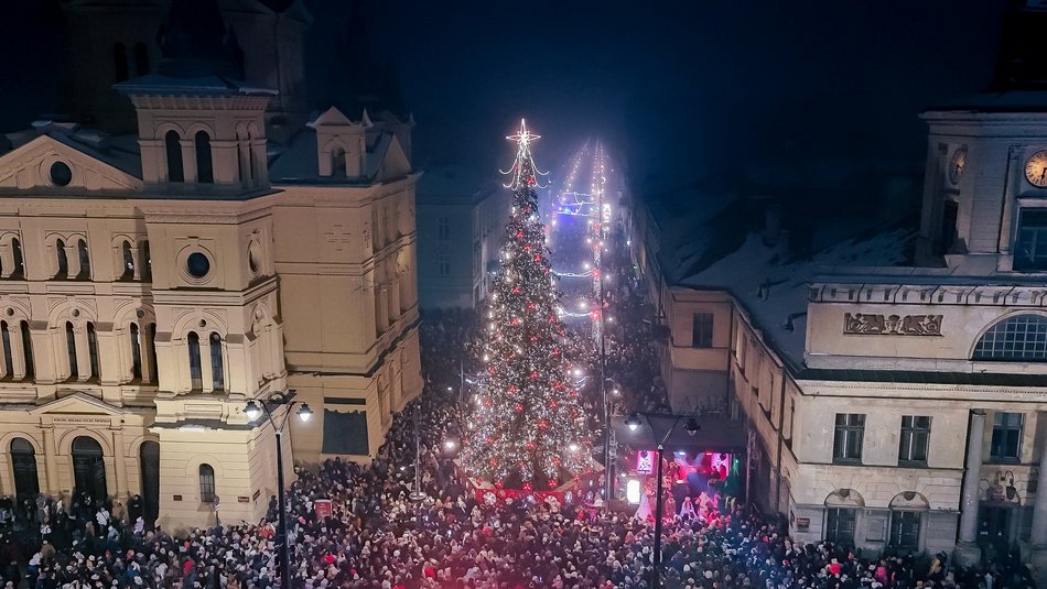 Choinka na Piotrkowskiej w Łodzi już świeci! Tłumy łodzian na placu Wolności
