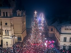 Choinka na Piotrkowskiej w Łodzi już świeci! Tłumy łodzian na placu Wolności
