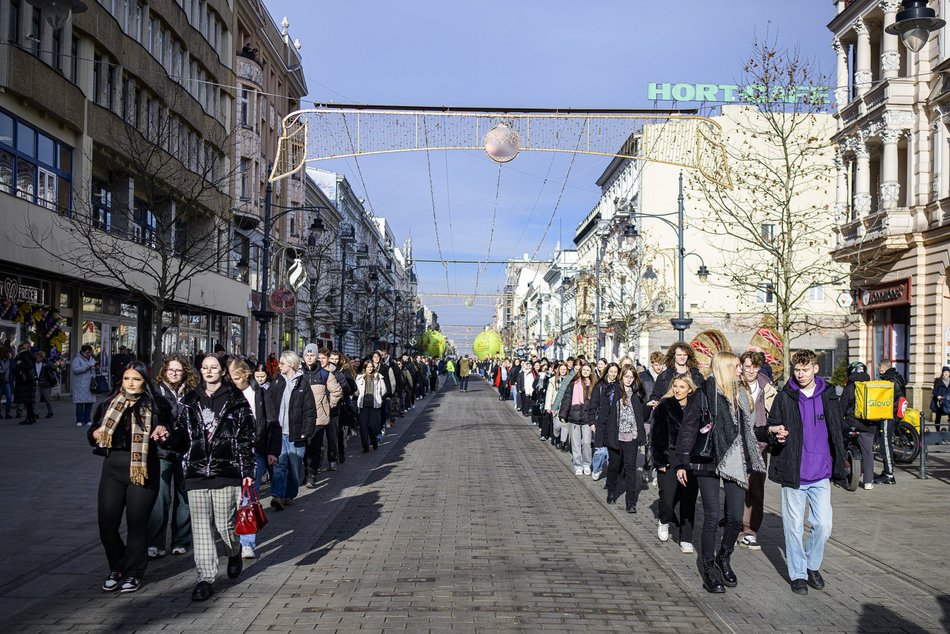 Łódź. Polonez dla Łodzi. Tłumy maturzystów zatańczyły na Piotrkowskiej. Razem z nimi łodzianie!