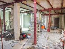 Łódź. Remont fabryki przy Sienkiewicza. Nowe wnętrza, winda, schody i brama do budynków