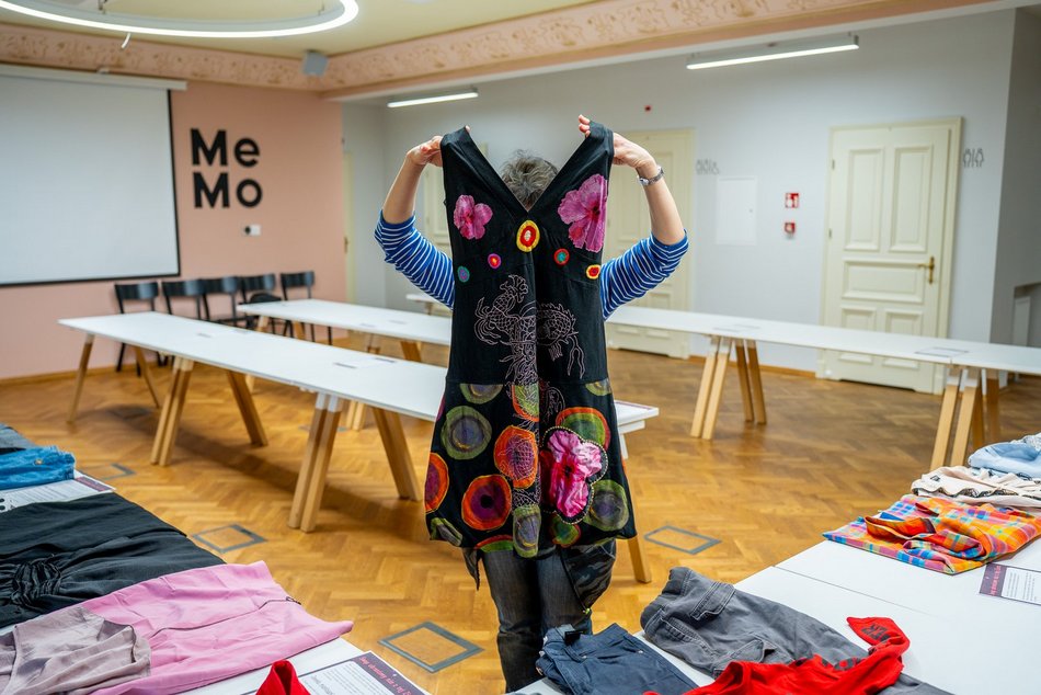 Łódź. Swap ubraniowy w Mediatece MeMo w Łodzi. Fani mody wymieniali się kosmicznymi strojami