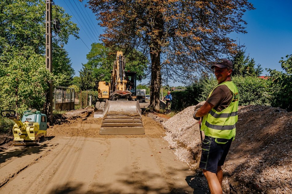 Remont Olkuskiej. Zobacz, jak ciężki sprzęt pracuje na budowie!