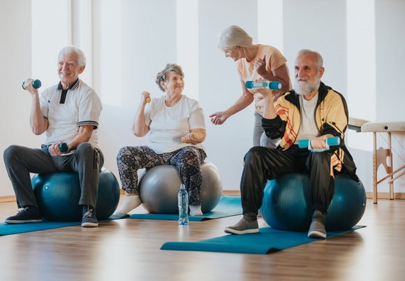 Seniorzy podczas zajęć pilatesu