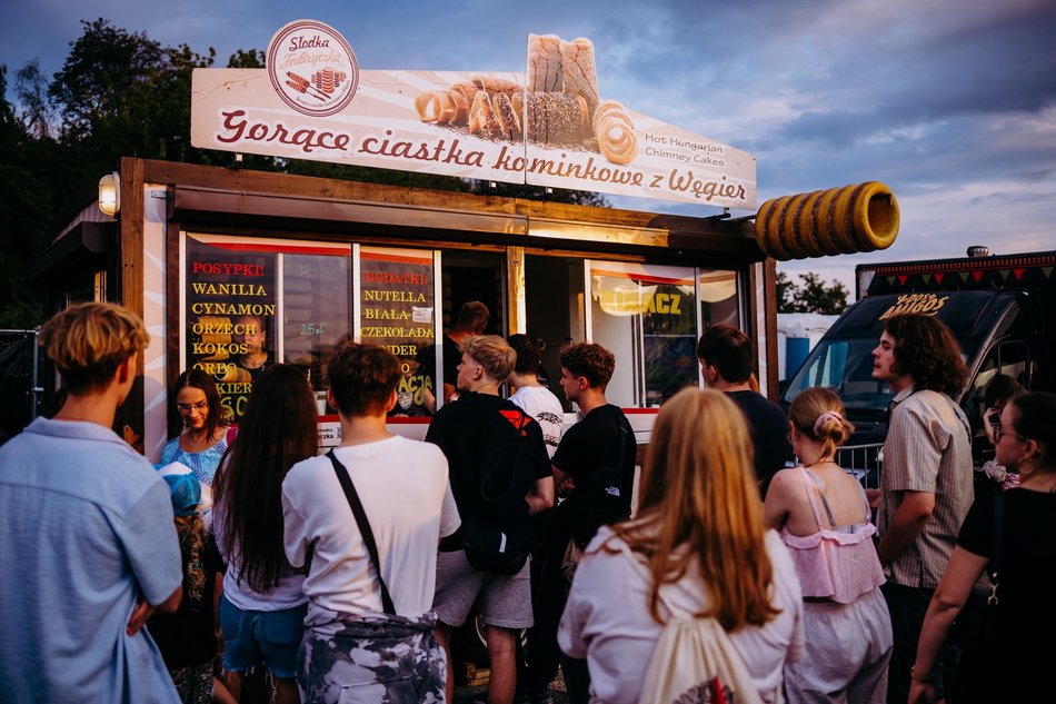 Strefa gastro na Łódź Summer Festival 2025. Sprawdź, co zjesz w food truckach!