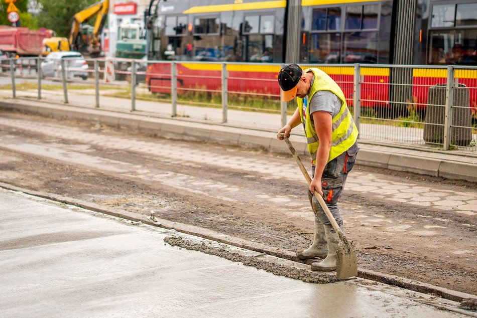 Łódź. Remont Pabianickiej w Łodzi. Powstają kolejne metry nowej nawierzchni i chodników