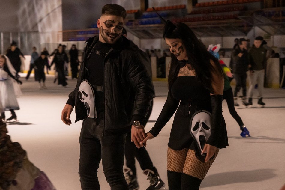 Łódź. Halloween na lodowisku Bombonierka w Łodzi. Królestwo duchów i zjaw na lodzie