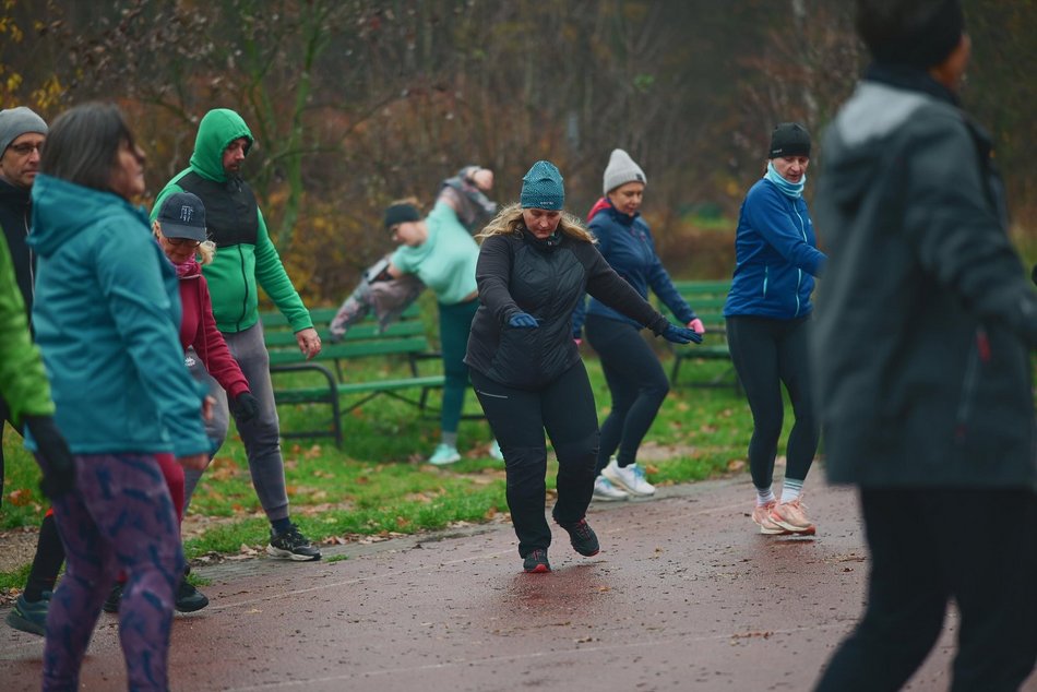 Łódź. Slow jogging w parku Julianowskim. Biegaczom z Łodzi niestraszna jesienna aura