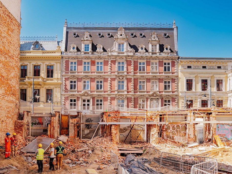 Łódź. „Dziura” przy Piotrkowskiej 58 w Łodzi znika na naszych oczach! Prace wystartowały!