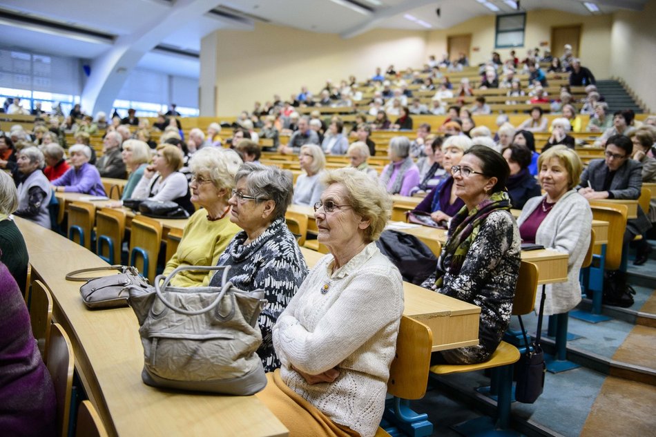 sala wykładowa ze starszymi ludźmi