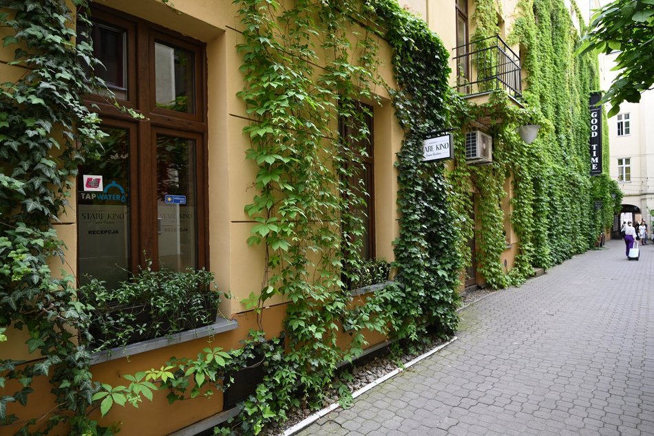 woda z kranu w hotelowych wnętrzach