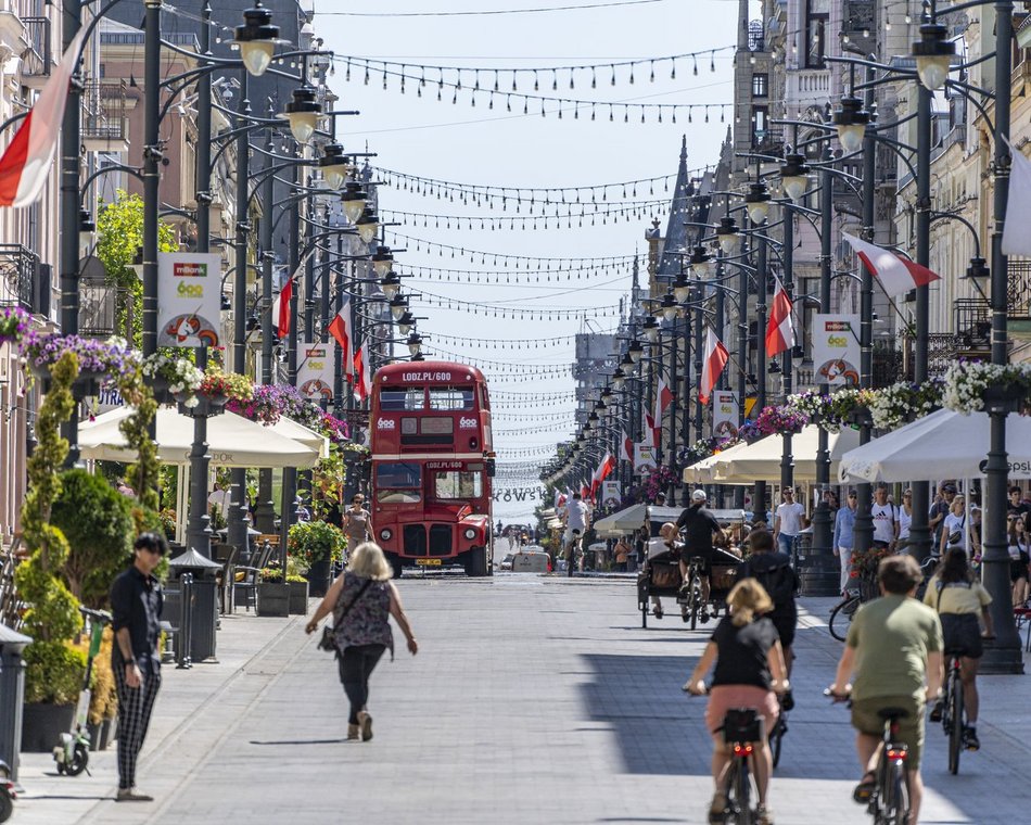 ludzie w centrum miasta