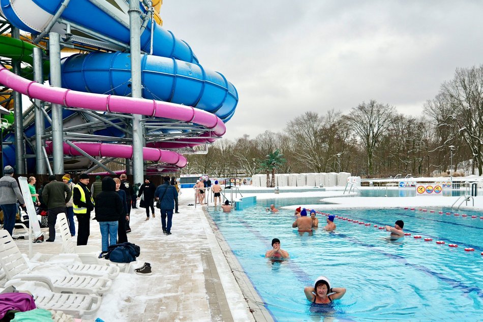 Łódź. Morsowanie w Aquaparku Fala