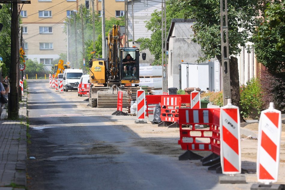 Łódź. Remonty dróg na Chojnach w Łodzi. Postępy prac na Tuszyńskiej, Dachowej i Trębackiej