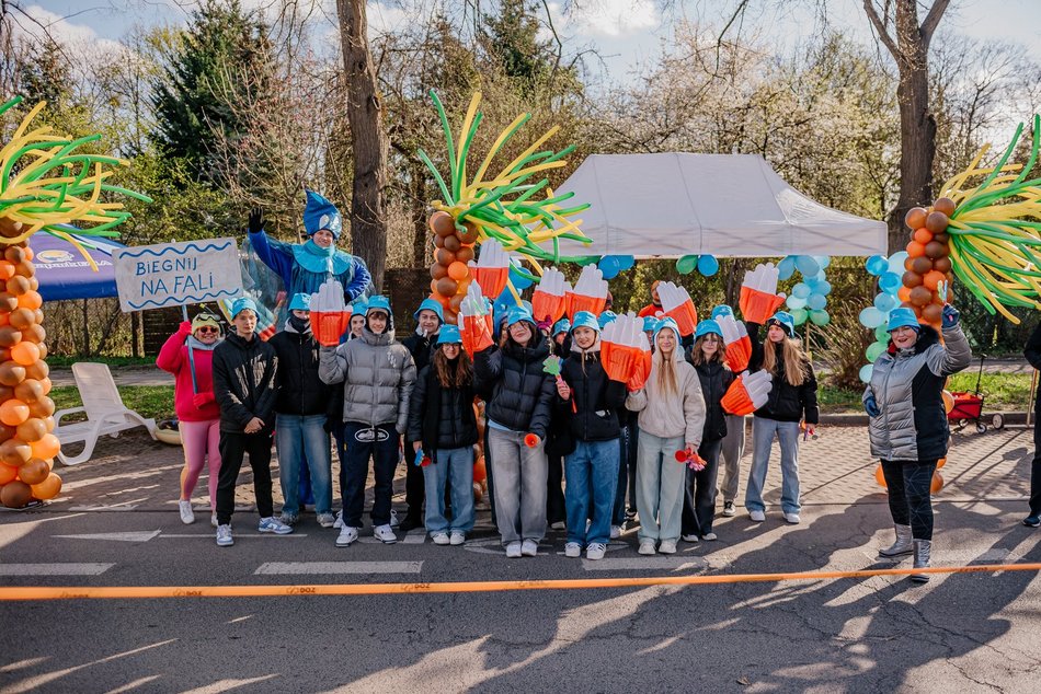 Strefa kibica Aquaparku Fala na DOZ Maraton Łódź 2025. Zobacz, jak łodzianie dopingowali biegaczy!