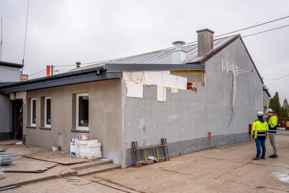 Łódź. Remont OSP na Wiskitnie w Łodzi postępuje. Nowy dach, ściany i okna!