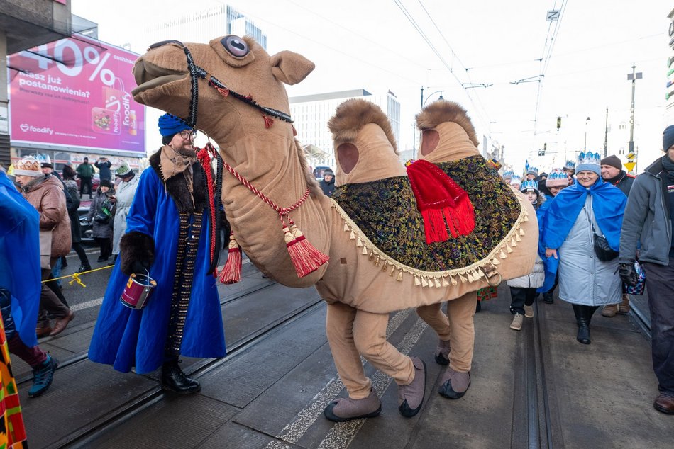 Łódź. Orszak Trzech Króli przeszedł ulicami Łodzi. Radosny pochód przyciągnął tłumy