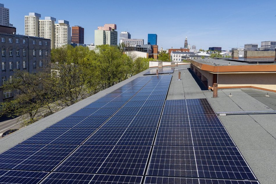 Łódź stawia na fotowoltaikę! Panele pojawiły się na niemal 100 miejskich placówkach