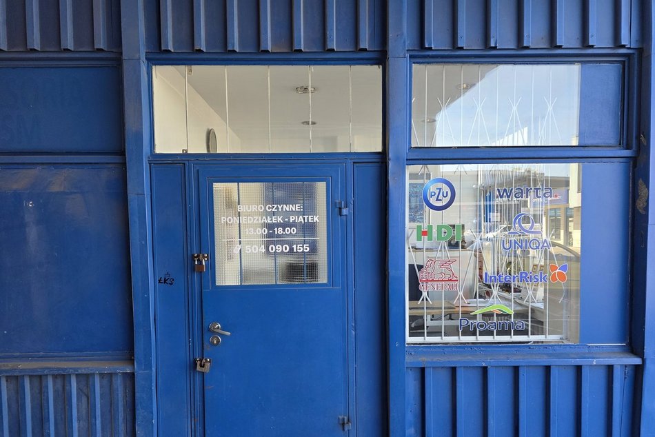 Łódź. Co kupisz w niebieskim pawilonie na Retkini? Szewc, pub, 1001 drobiazgów, zegarmistrz i więcej