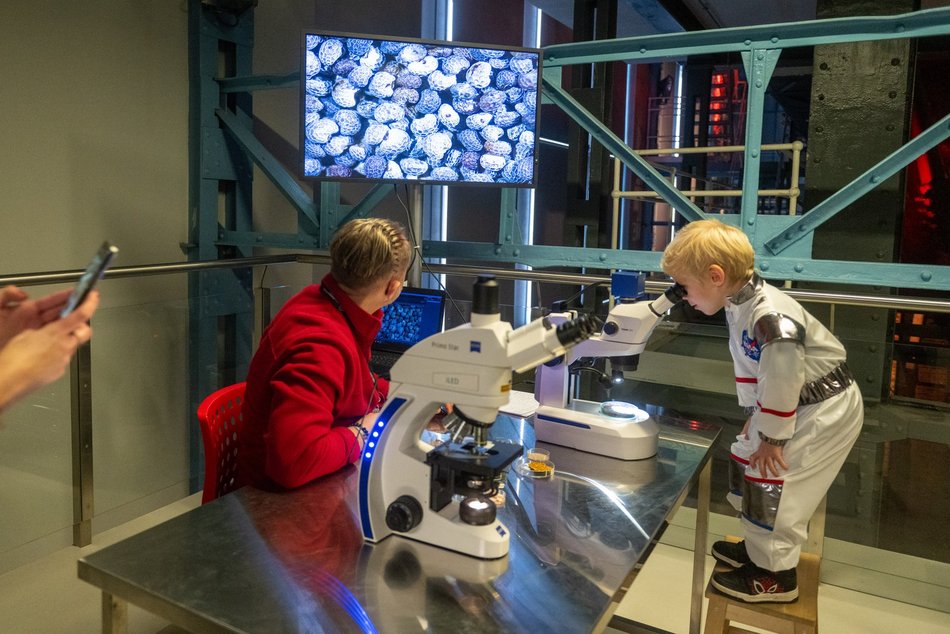 Łódź. Sławosz Uznański-Wiśniewski w EC1 Łódź. Tłumy łodzian na spotkaniu z astronautą