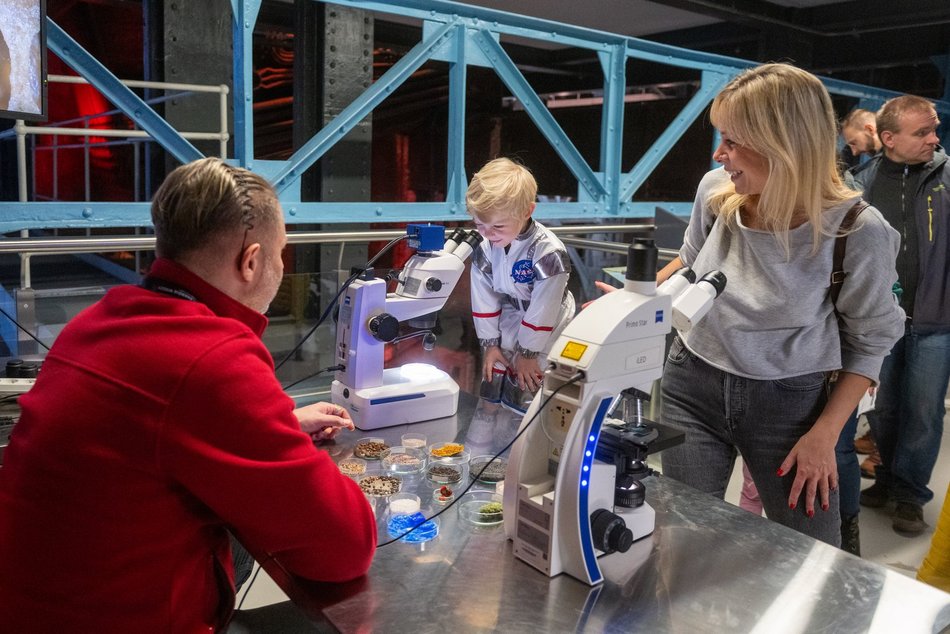 Łódź. Sławosz Uznański-Wiśniewski w EC1 Łódź. Tłumy łodzian na spotkaniu z astronautą