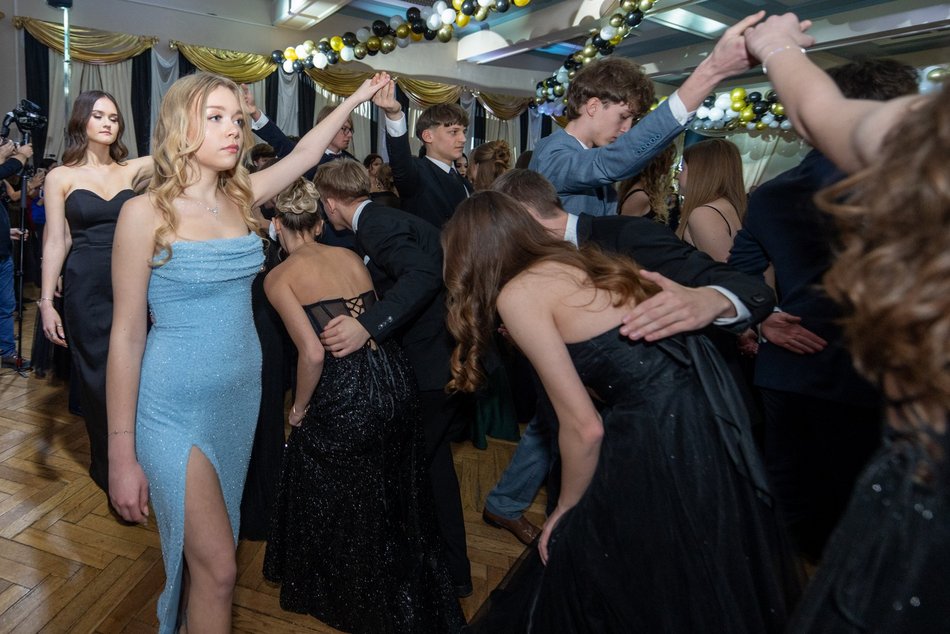 Łódź. Studniówka XXVI LO w Łodzi. Ależ oni zatańczyli... i jak pięknie wyglądali!