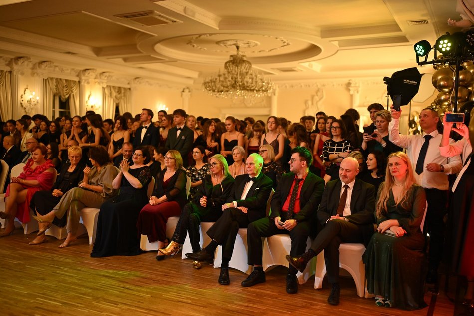 Studniówka III LO w Łodzi. Szyk i elegancja w Białym Pałacu