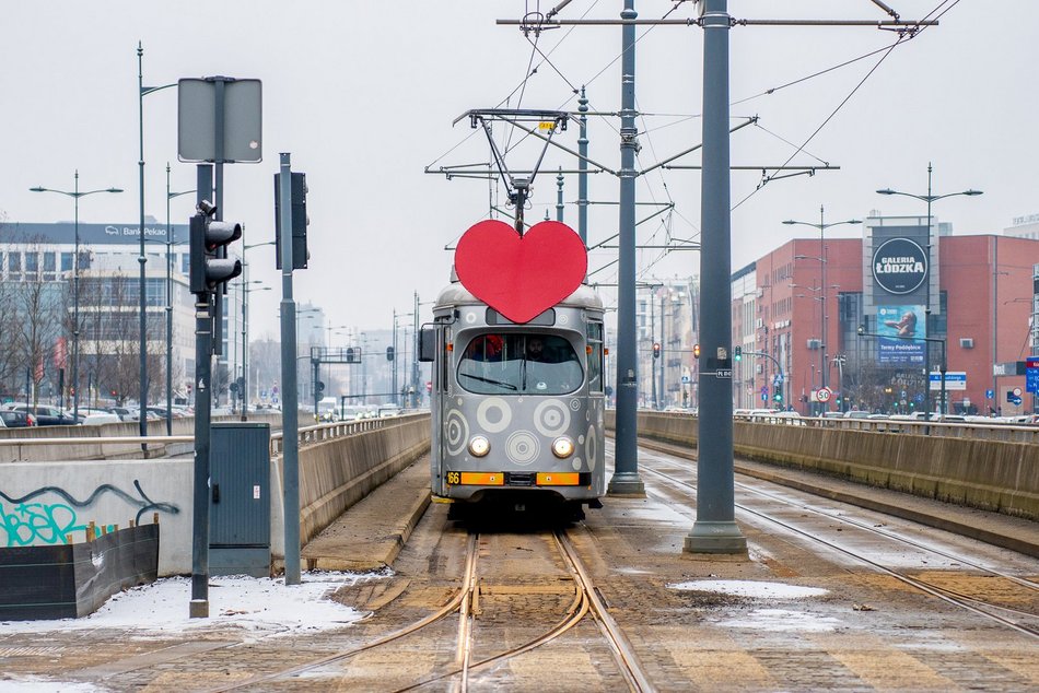 Łódź. Darmowy walentynkowy tramwaj MPK Łódź na ulicach miasta! Jak tu można go nie kochać?