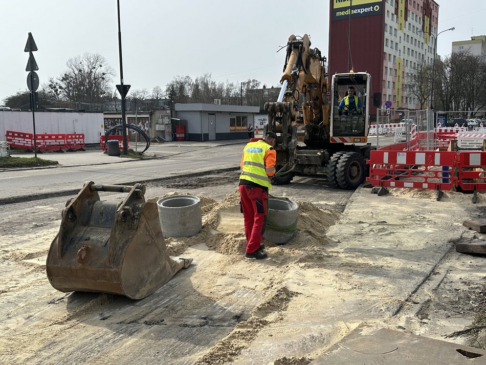 Łódź. Remont Wielkopolskiej. NIE dla drogi rowerowej między drzewami, TAK dla nowych parkingów!