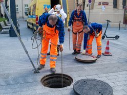 ZWiK Łódź wymienia włazy na placu Wolności. Jubileuszowe pokrywy już widoczne!