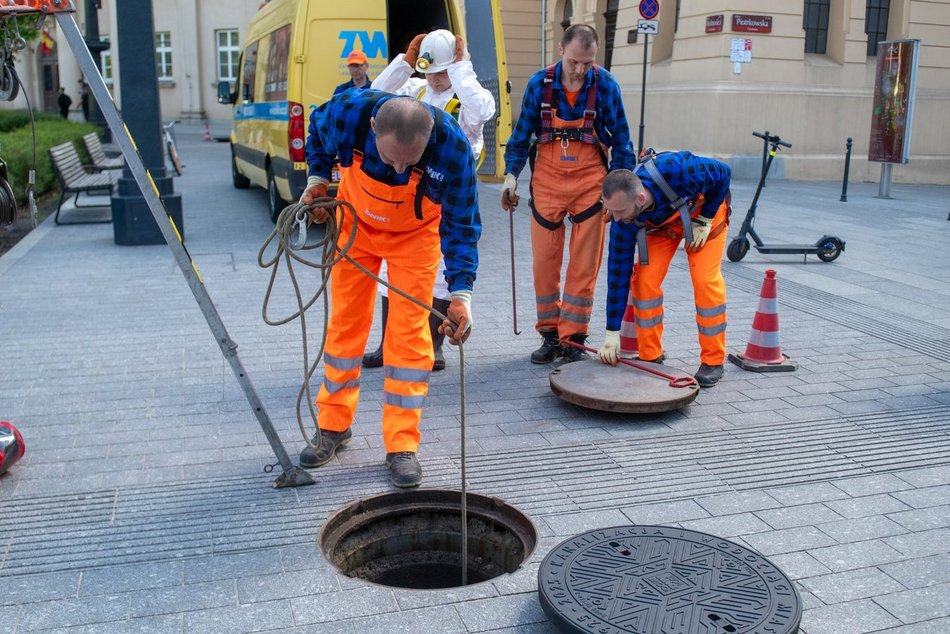 ZWiK Łódź wymienia włazy na placu Wolności. Jubileuszowe pokrywy już widoczne!