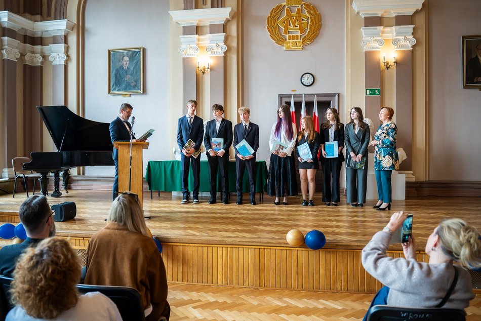 Łódź. Zakończenie roku szkolnego w III Liceum Ogólnokształcącym w Łodzi