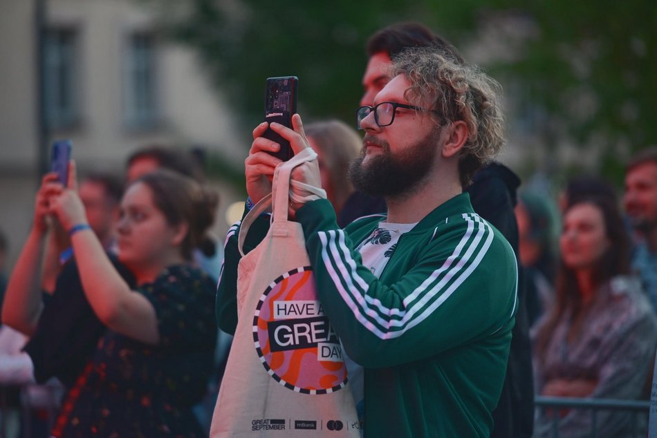 Sw@da x Niczos wystąpili na Great September 2025 w Łodzi. Koncert w pasażu Schillera