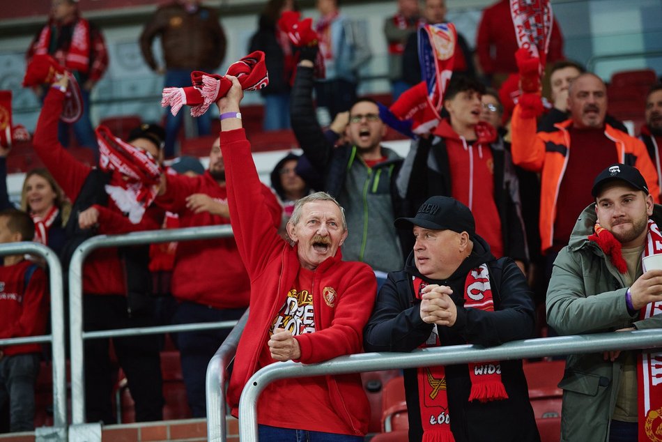 zdjęcia kibiców na trybunach