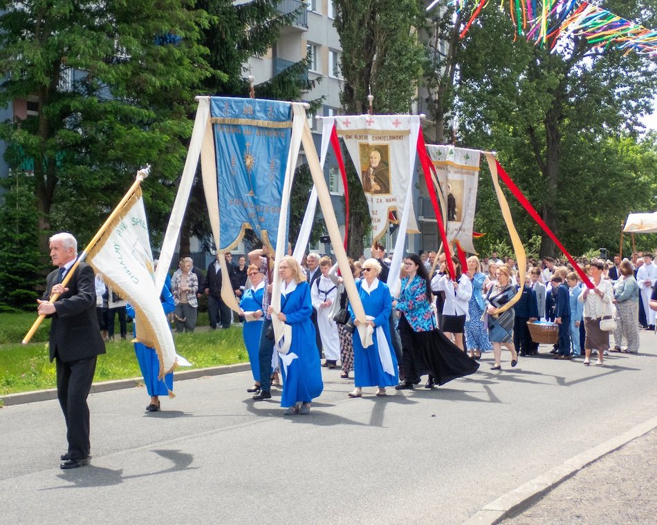 Łódź. Procesja Bożego Ciała na Widzewie w Łodzi. Wierni przeszli ulicami miasta